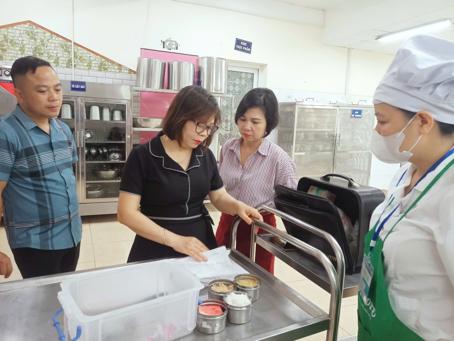 TRƯỜNG MẦM NON NGÔ THÌ NHẬM ĐÓN ĐOÀN KIỂM TRA LIÊN NGÀNH CỦA Y TẾ QUẬN HÀ ĐÔNG VỀ CÔNG TÁC Y TẾ HỌC ĐƯỜNG VÀ AN TOÀN THỰC PHẨM